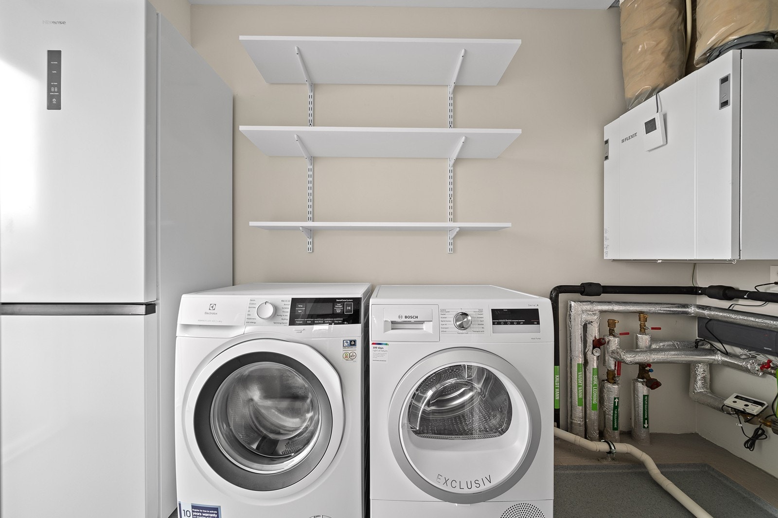 Fra soverom er det inngang til bod/teknisk rom med opplegg for vaskemaskin og tørketrommel Galleribilde