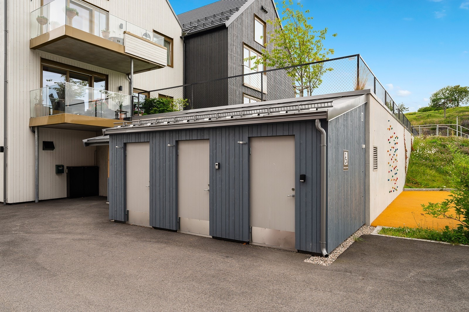 Utvendig bod (til høyre nærmest inngangspartiet til Spiret) medfølger Galleribilde