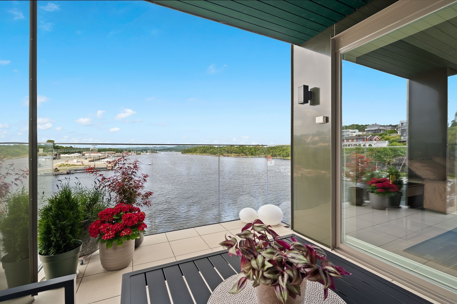 En stilren leilighet i 4. etg. i "Spiret" på Smietangen med denne fine sjøutsikten! Galleribilde