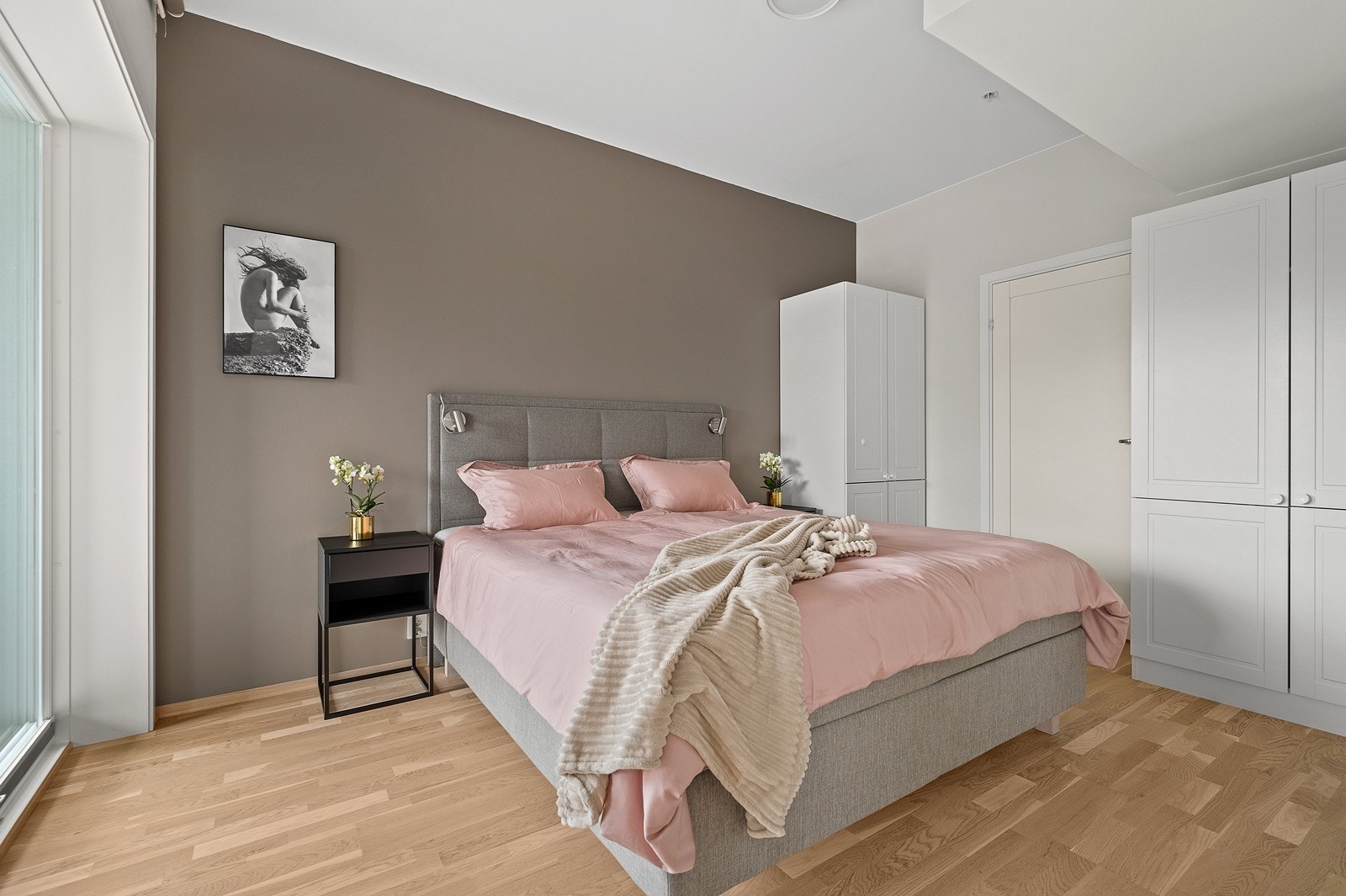 Hovedsoverommet i lune, koselige farger og god plass til både dobbeltseng og øvrig soveromsmøblement Galleribilde