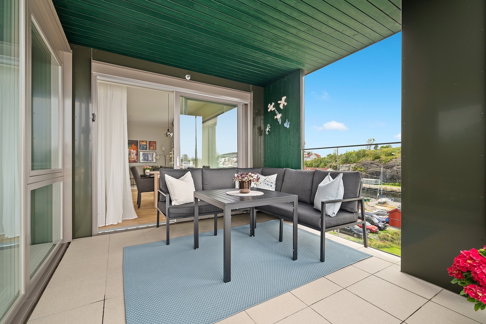 Leiligheten er påkostet med inv. og utv. solskjerming, ekstra skapplass, kjøkkeninnredning mm. Galleribilde