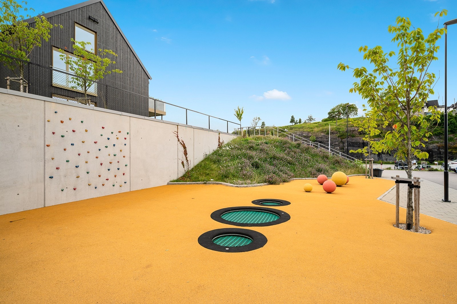 Fellesarealene er opparbeidet med fine lekeområder for barna og barnebarna Galleribilde