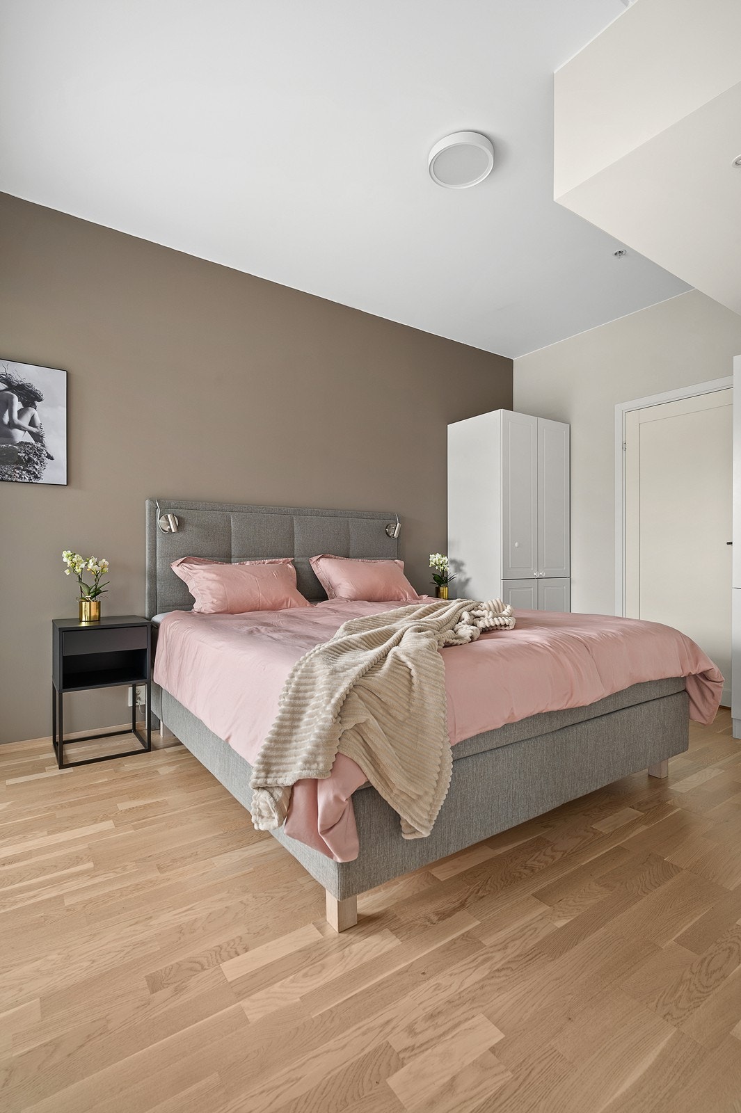 Soverommet har elektrisk rullegardin i tillegg til plisségardiner. Dør til bod/teknisk rom Galleribilde