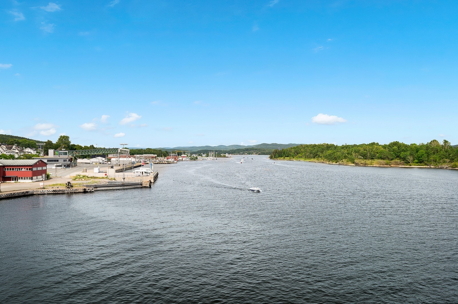 Utsikt til sjøen og over til Langøya med fine fritidsområder og Langøya hovedgård Galleribilde