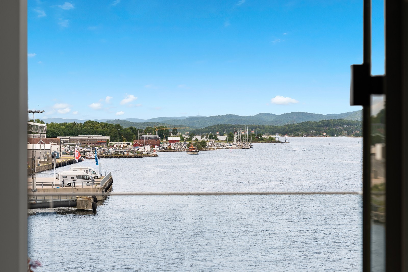 Med leiligheten følger både biloppstilling i garasje, utv. bod nærmest inngangsparti og båtplass på 2,9 meter! Galleribilde