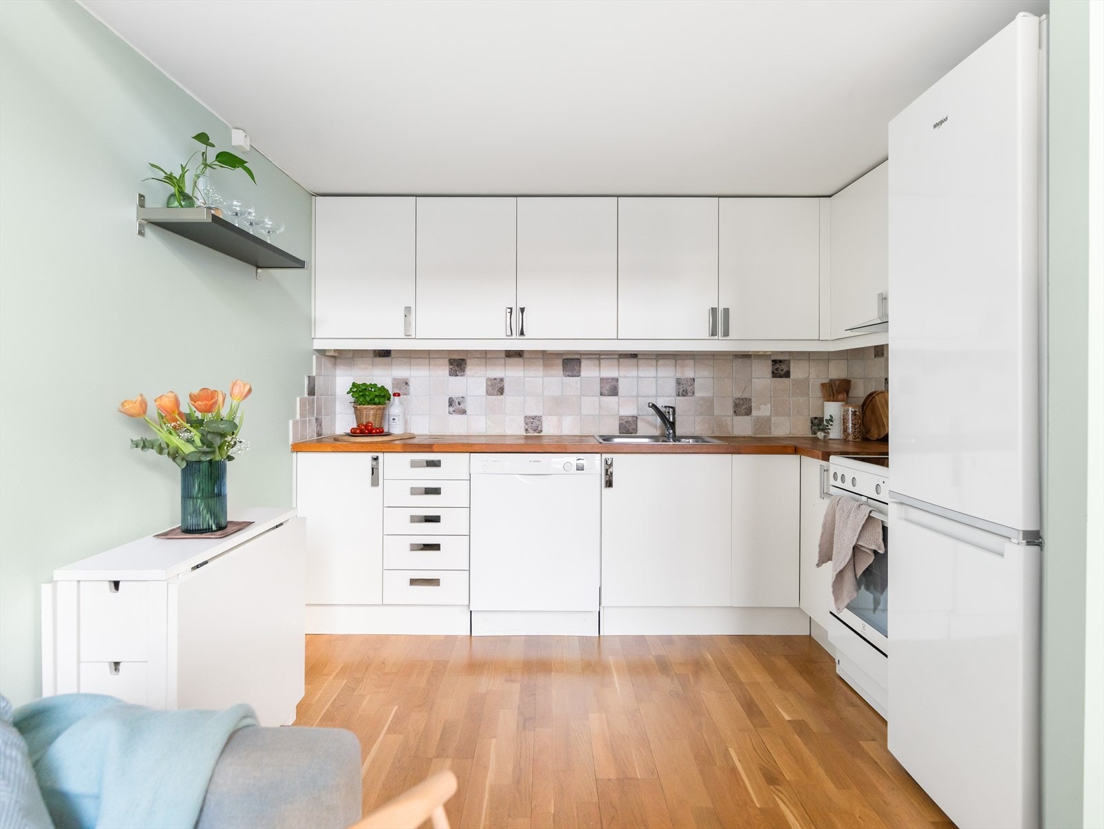 Kjøkkenet er godt utnyttet, og har en tidløs hvit innredning. Galleribilde