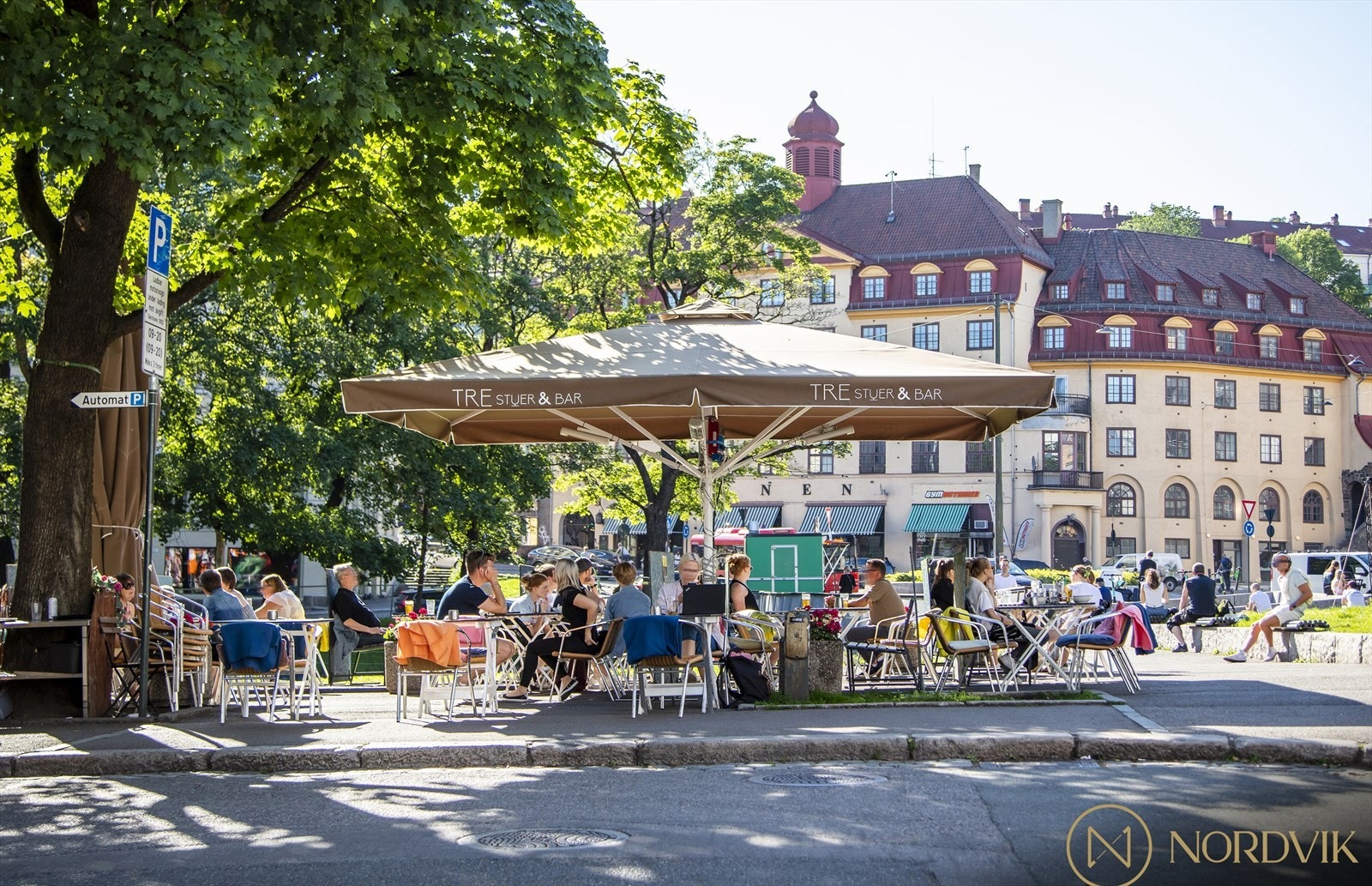 Kun få meter fra leiligheten finnes det mange hyggelige kaféer og restauranter med uteservering, nærbutikker og treningssentre. Galleribilde