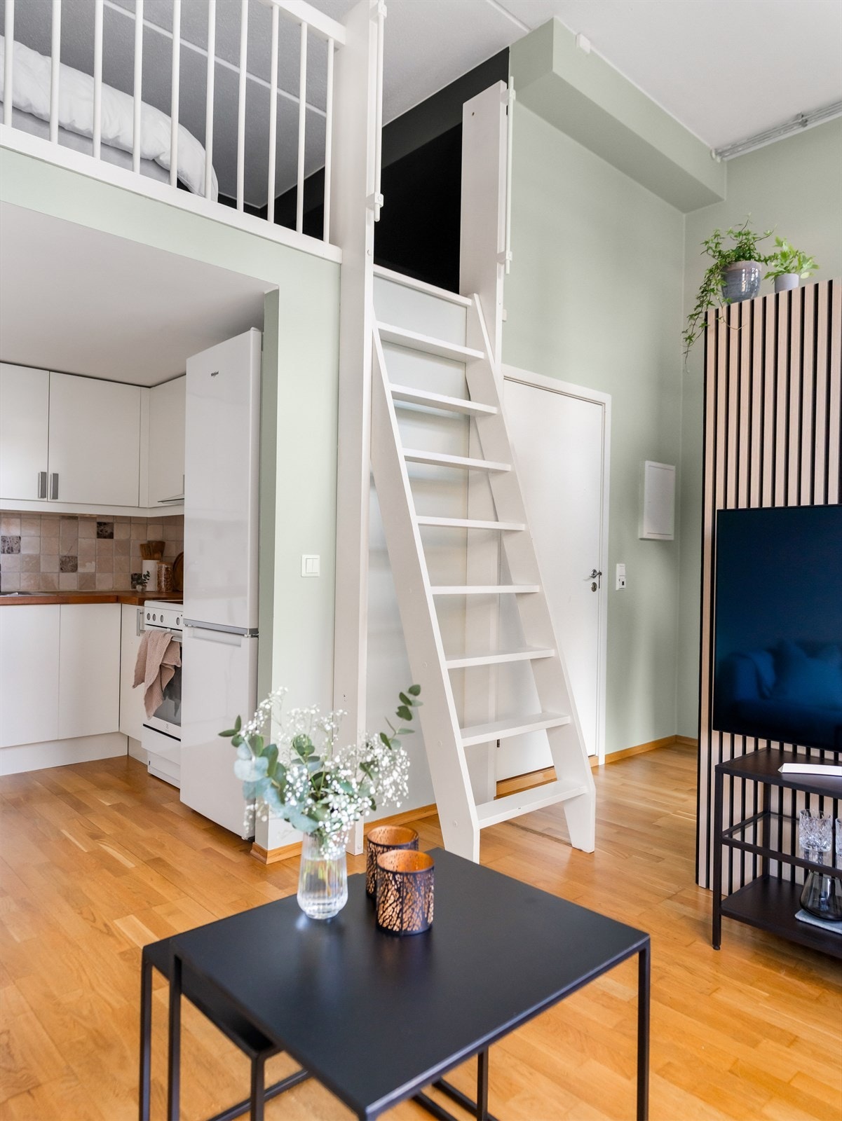 Leiligheten varmes opp via radiatorer, og de store vindusflatene slipper inn rikelig med dagslys. Galleribilde