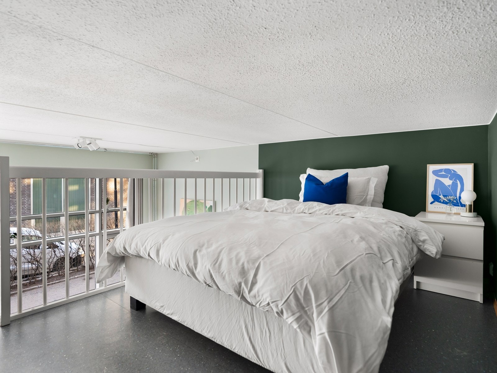 Fra stuen leder en uttrekkbar trapp opp til en hems. Galleribilde