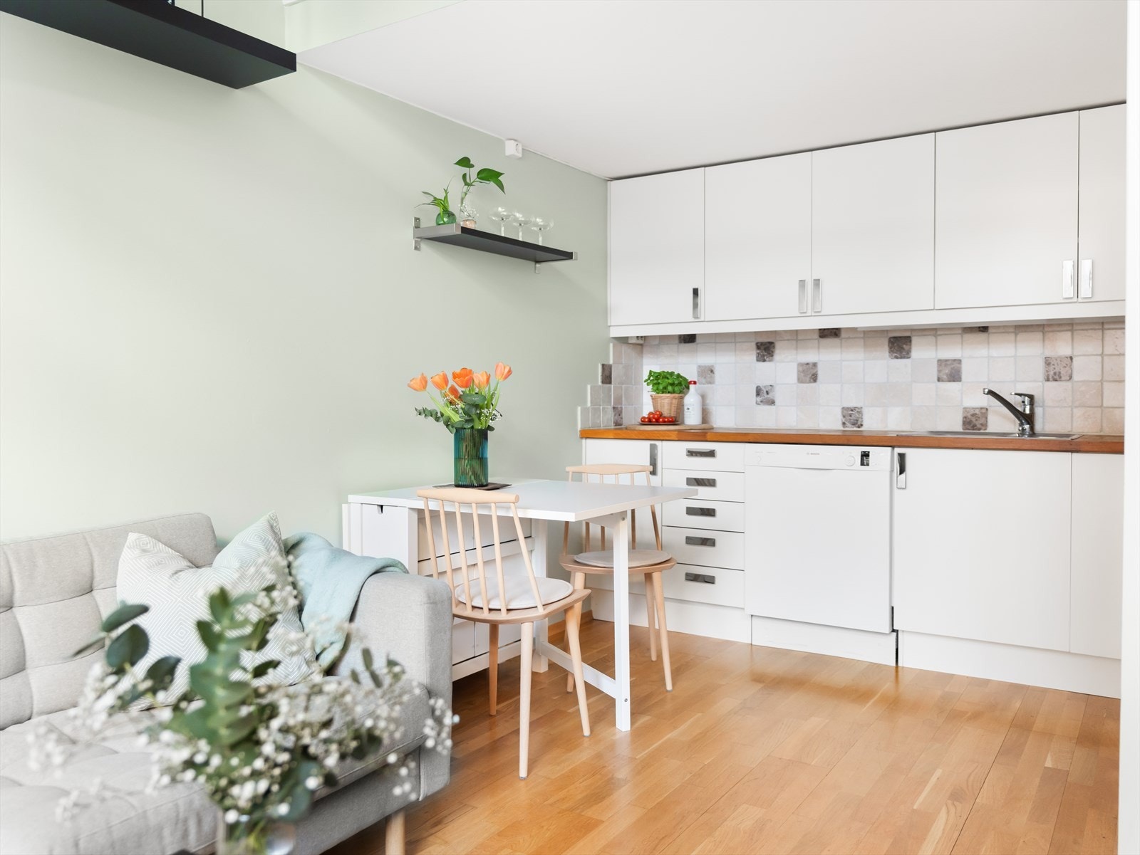 Stuen har en åpen og sosial løsning, mot kjøkken og opp til hemsen. Galleribilde