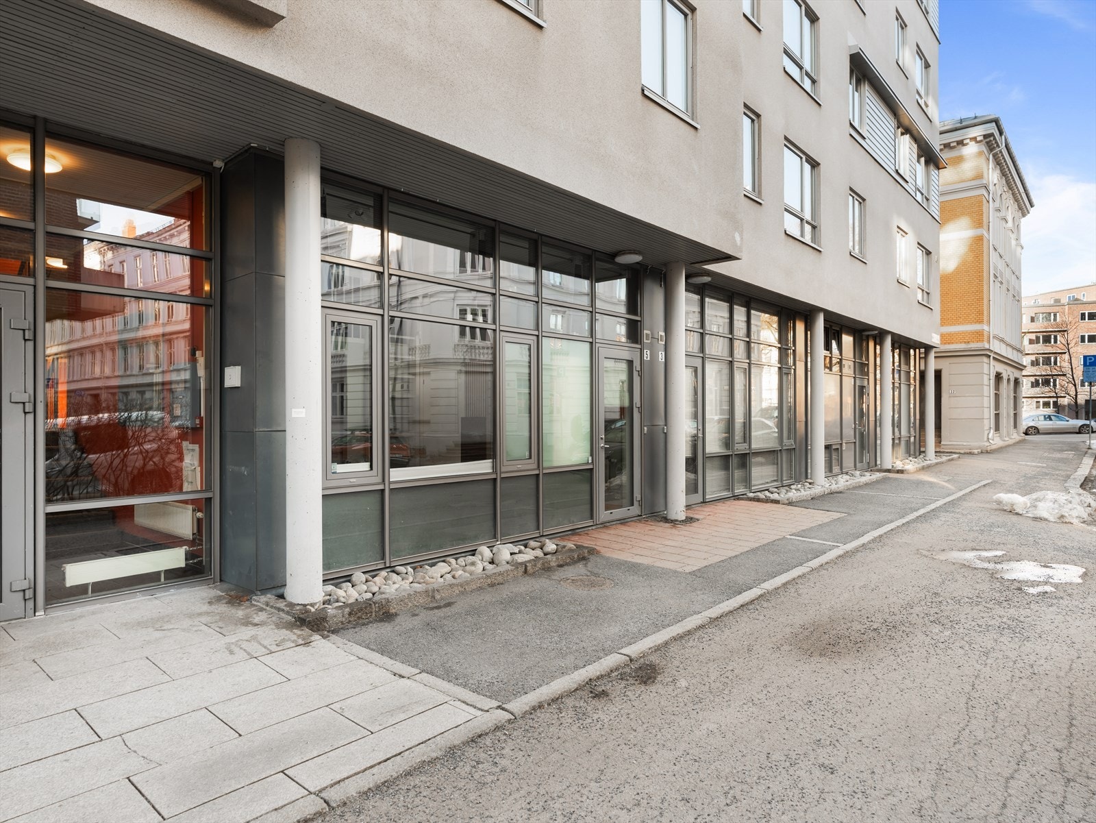 Leiligheten har egen inngang fra bakkeplan. Galleribilde