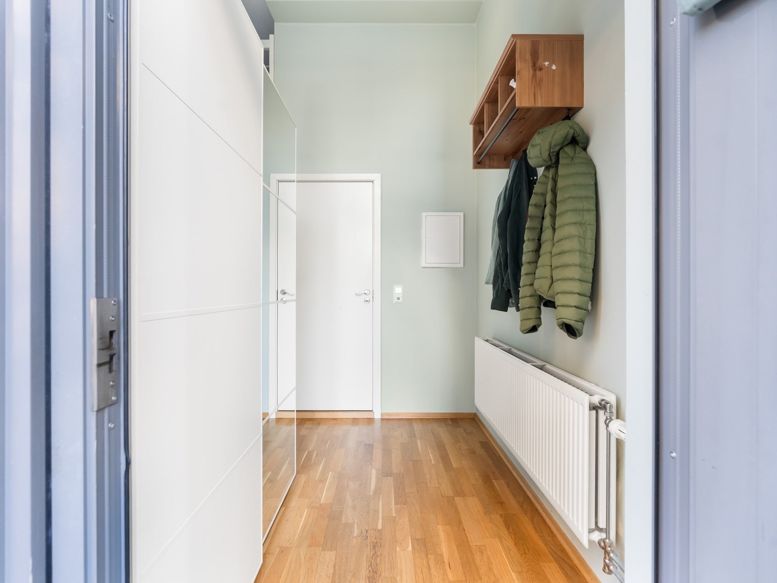 Det er montert en romslig garderobeløsning som gir godt med oppbevaringsplass, samtidig skaper denne en naturlig avgrensning mot stuen. Galleribilde