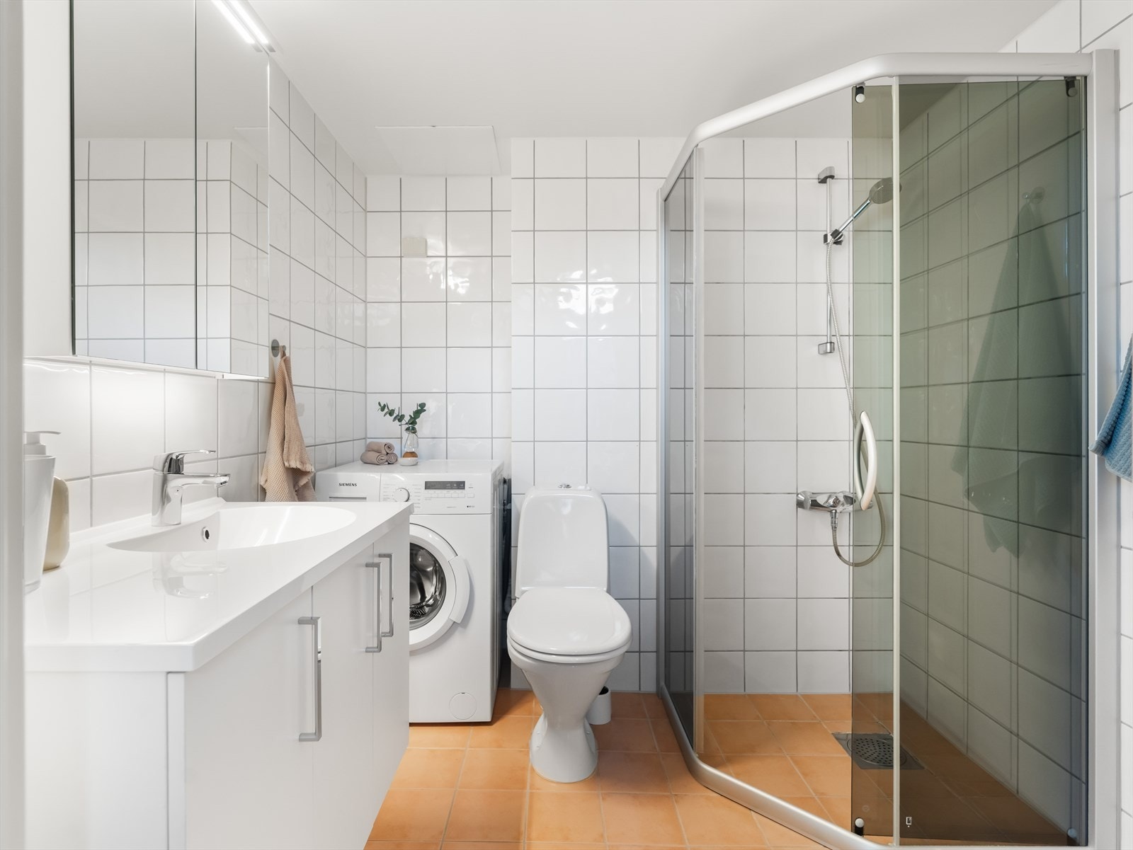 Flislagt baderom fra byggeår med varme i gulv og opplegg til vaskemaskin. Galleribilde