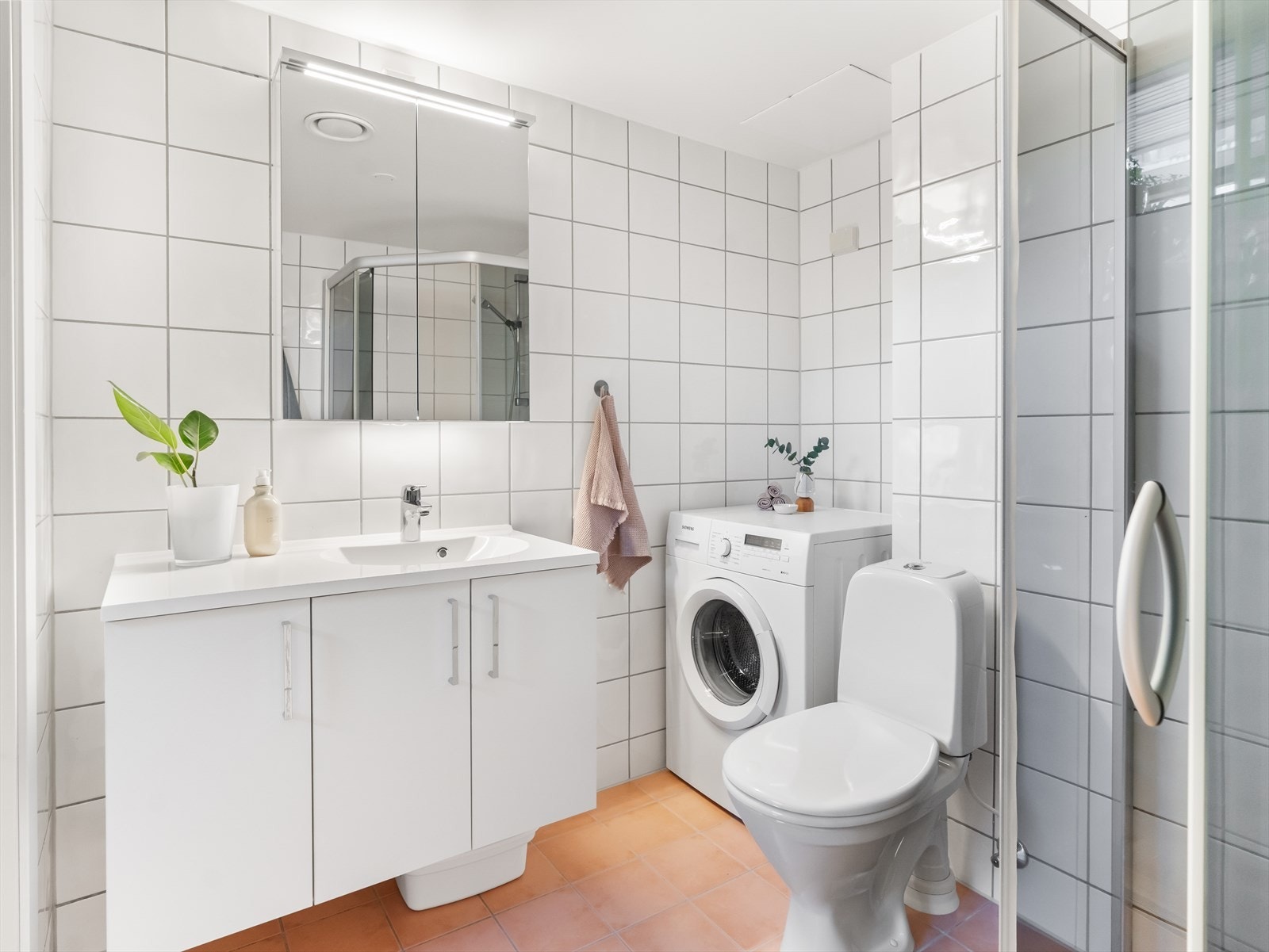 Nyere servantskap og speilskap med lys. Galleribilde