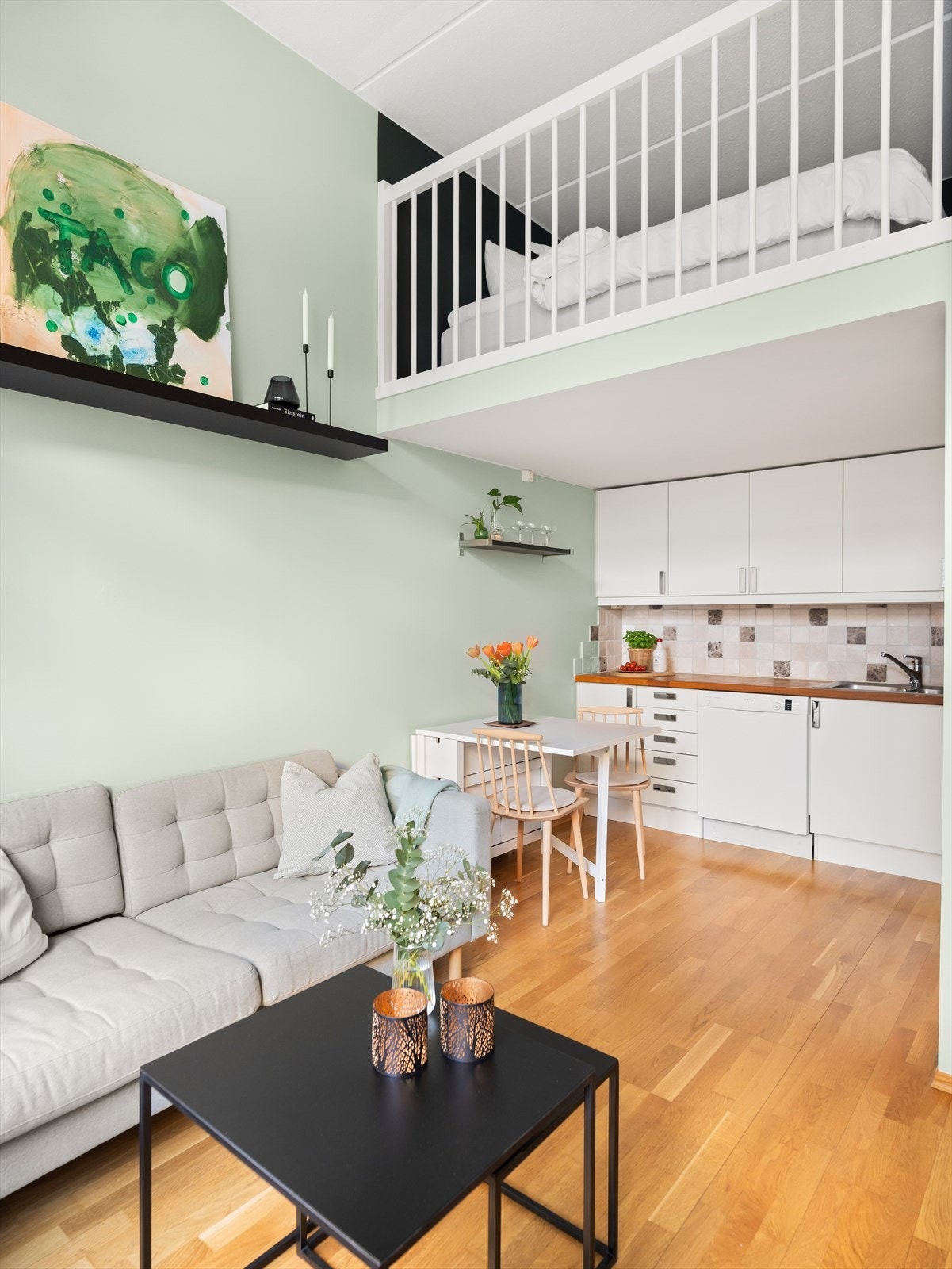 Forbi entréen er oppholdsrommet. Galleribilde