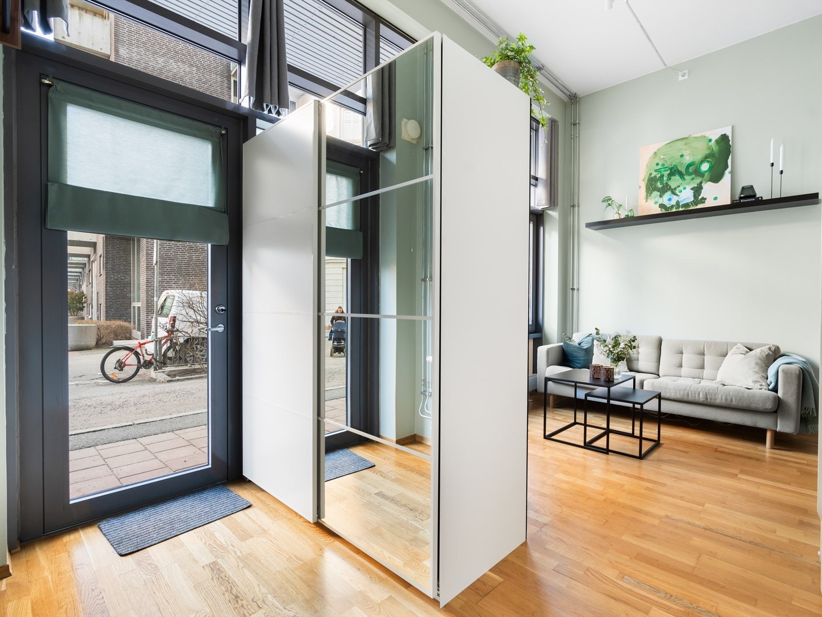 Velkommen inn! Leiligheten har en lys og innbydende entré, med trappefri adkomst fra bakkeplan. Galleribilde