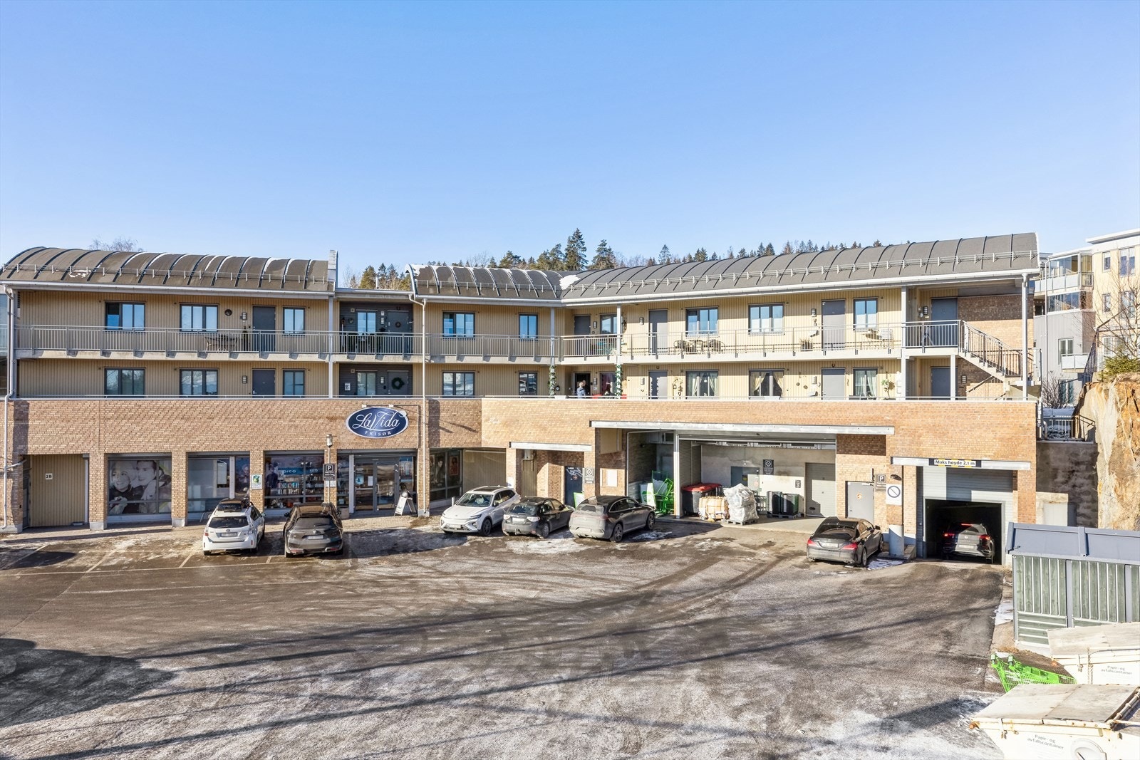 Her er det gangavstand til alt du trenger. Bla. 2 matbutikker, blomsterbutikk, apotek og en hyggelig cafe. Galleribilde