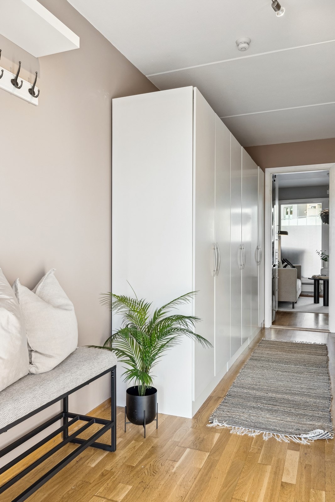 Entré/gang med god plass til garderobeskap. Skapene som står der medfølger Galleribilde