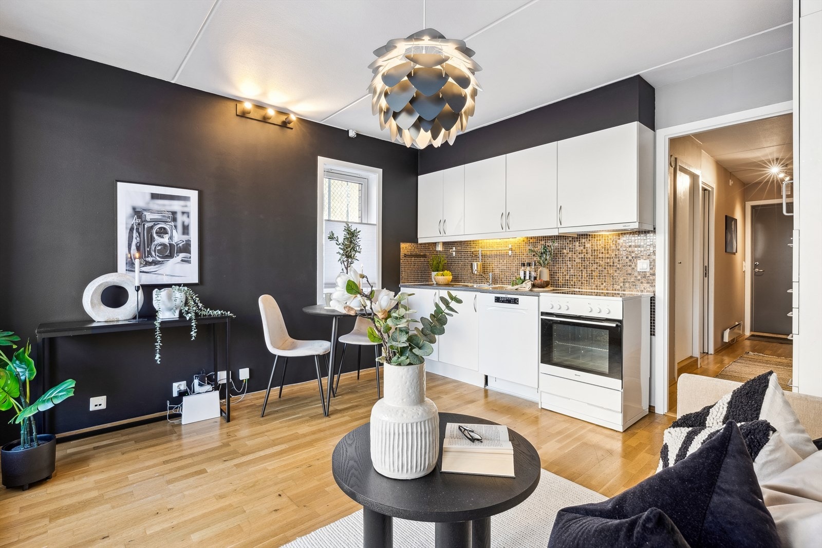 Stue og kjøkken er i åpen løsning. Galleribilde