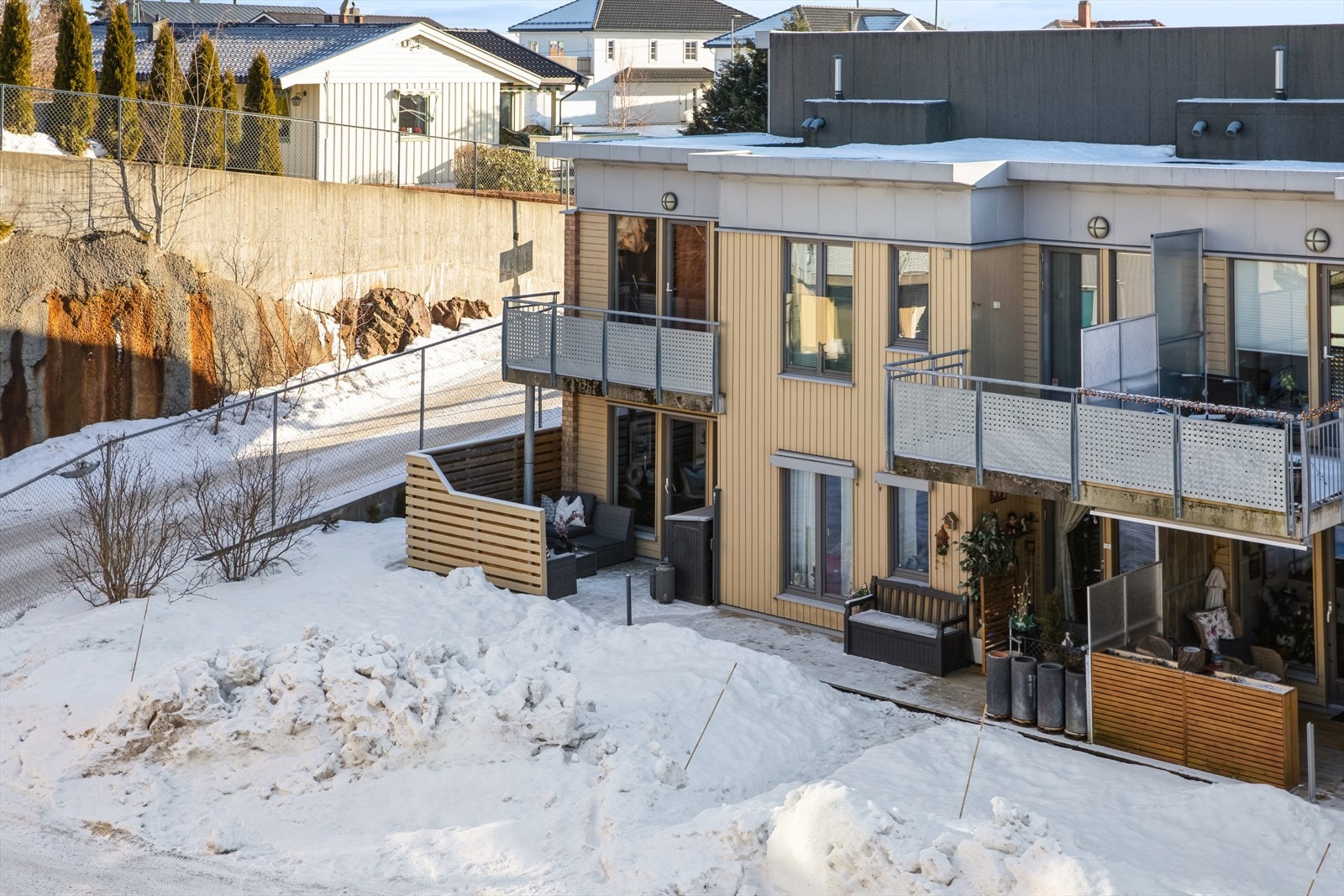 Fellestomt som er opparbeidet med gressplener, internveier og parkeringsplasser m.m. Galleribilde