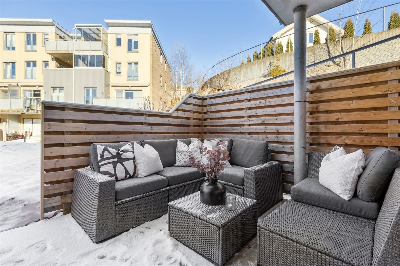 En hyggelig terrasse med god plass til utemøbler. Galleribilde