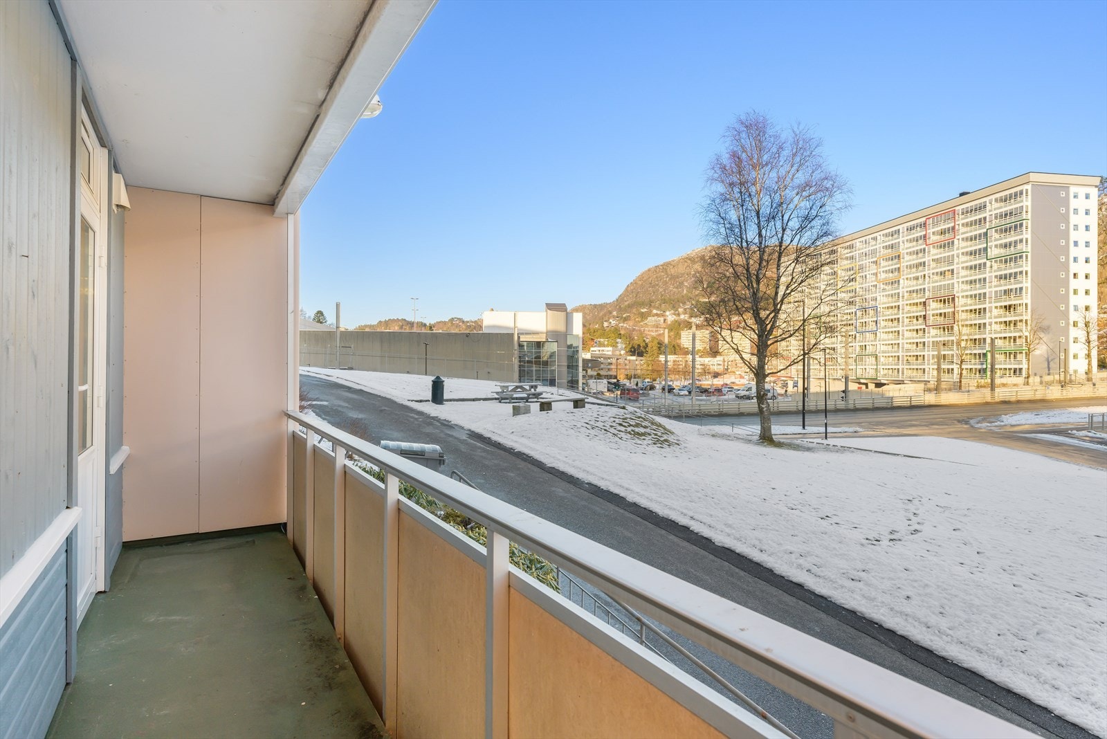 Kun et "steinkast" fra Oasen senter og bybanen. Galleribilde