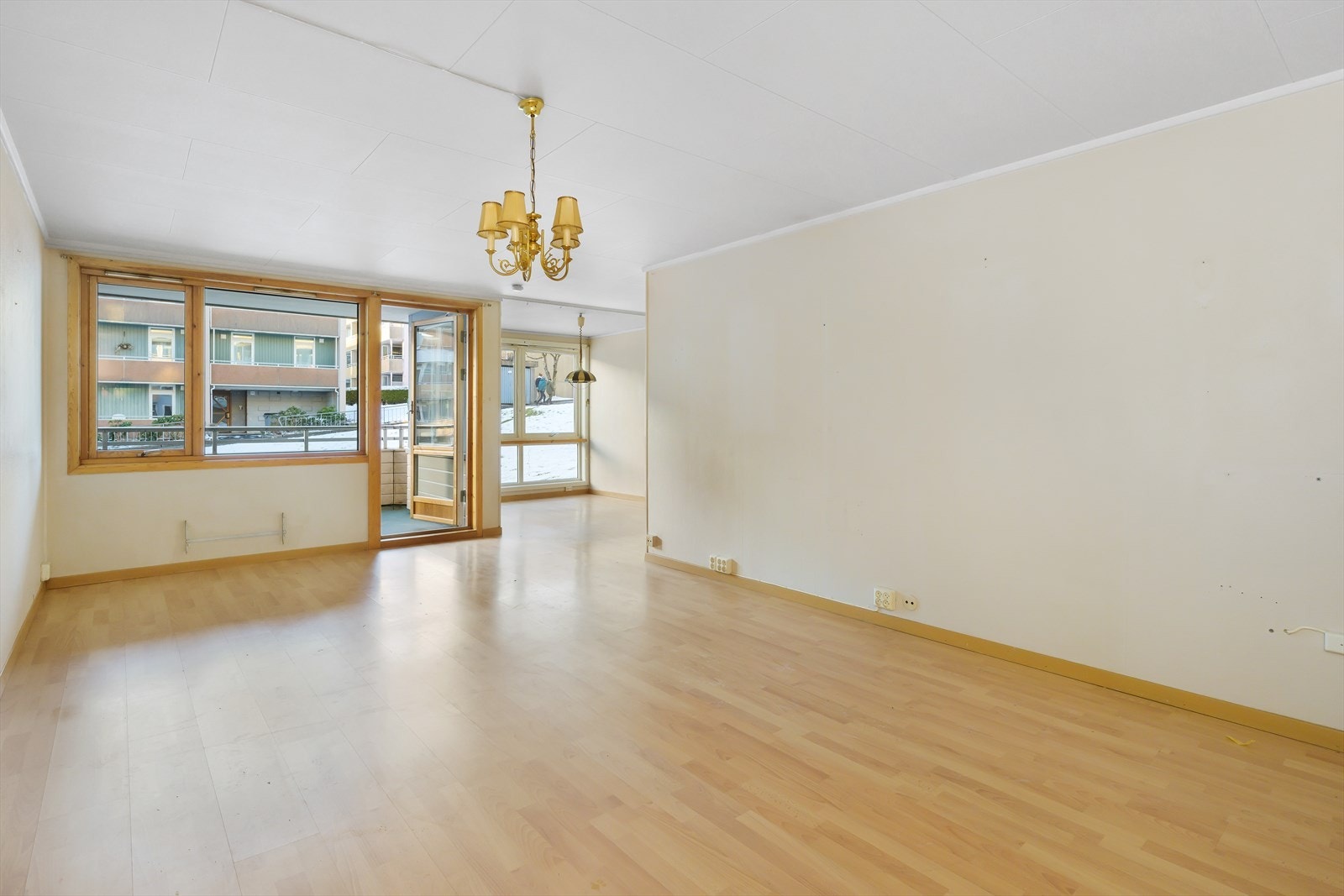 Romslig stue, hvor flere har tatt vekk veggen for å åpne opp. men åpen kjøkken og stue løsning. Galleribilde