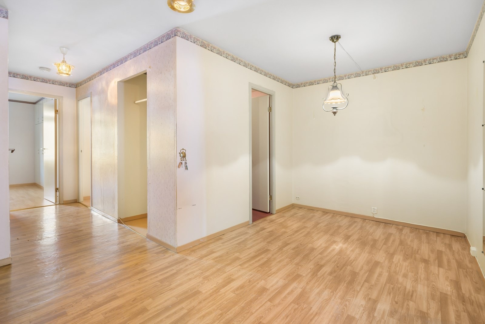 Hall, hvor flere har laget "sovealkove", kontor eller stor garderobe. Galleribilde