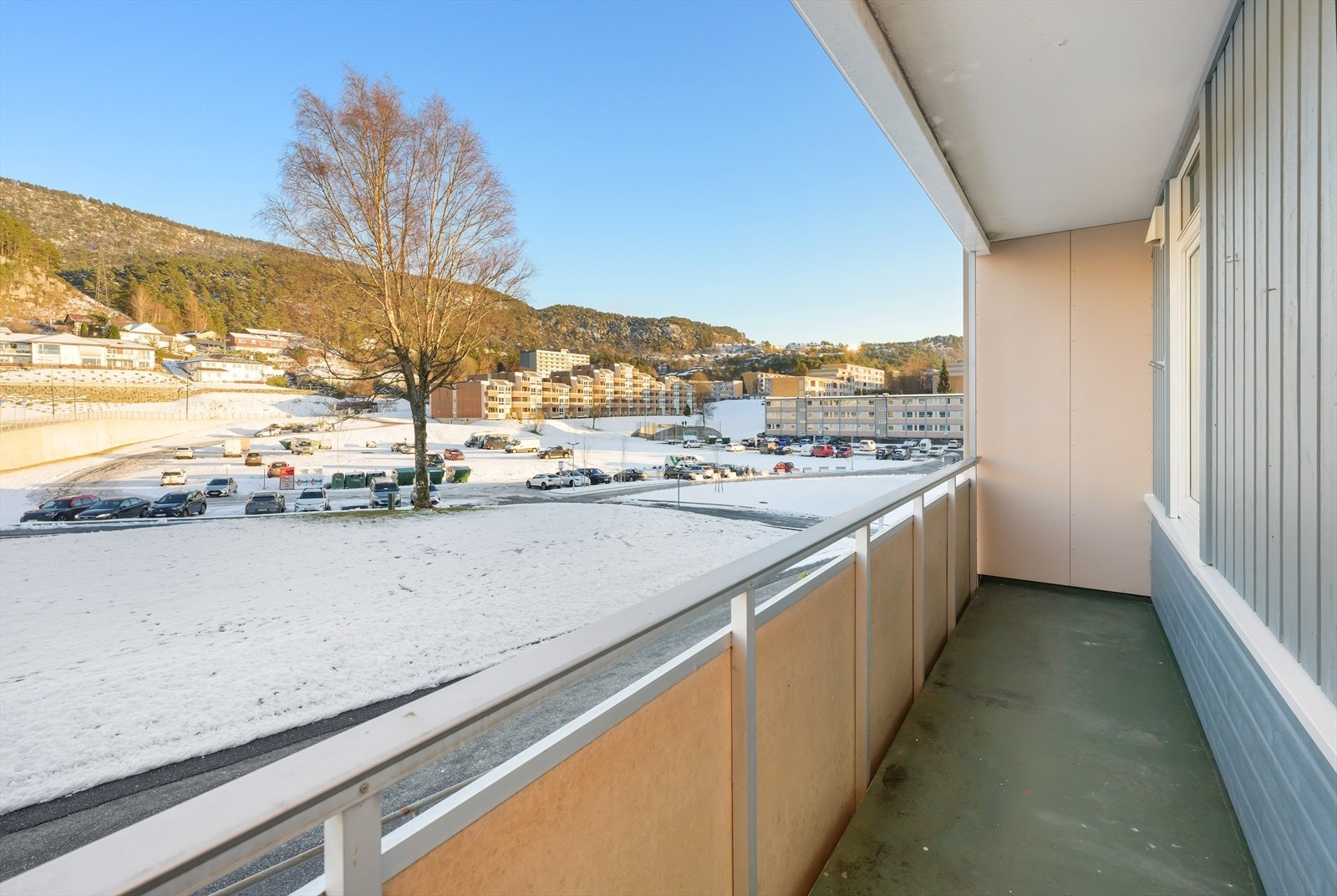 Borettslaget har stor parkeringsplass med app-løsnning, ladepunkt. Galleribilde