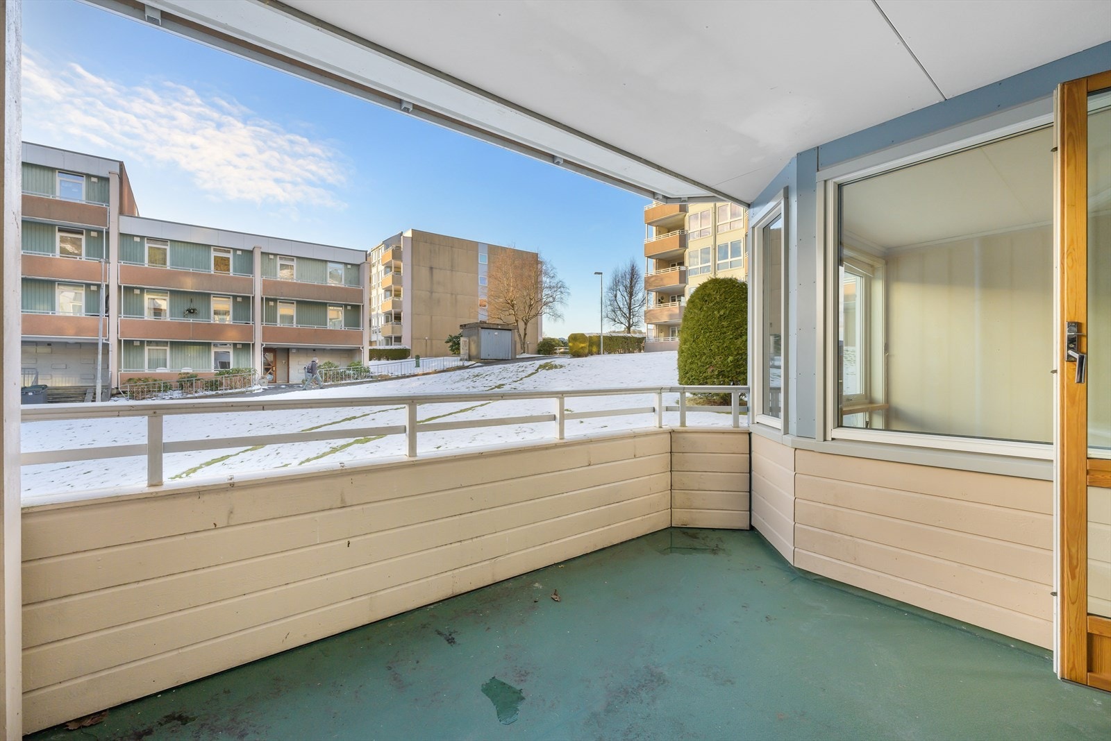 Vestvendt balking med utsikt til felles hage. Galleribilde