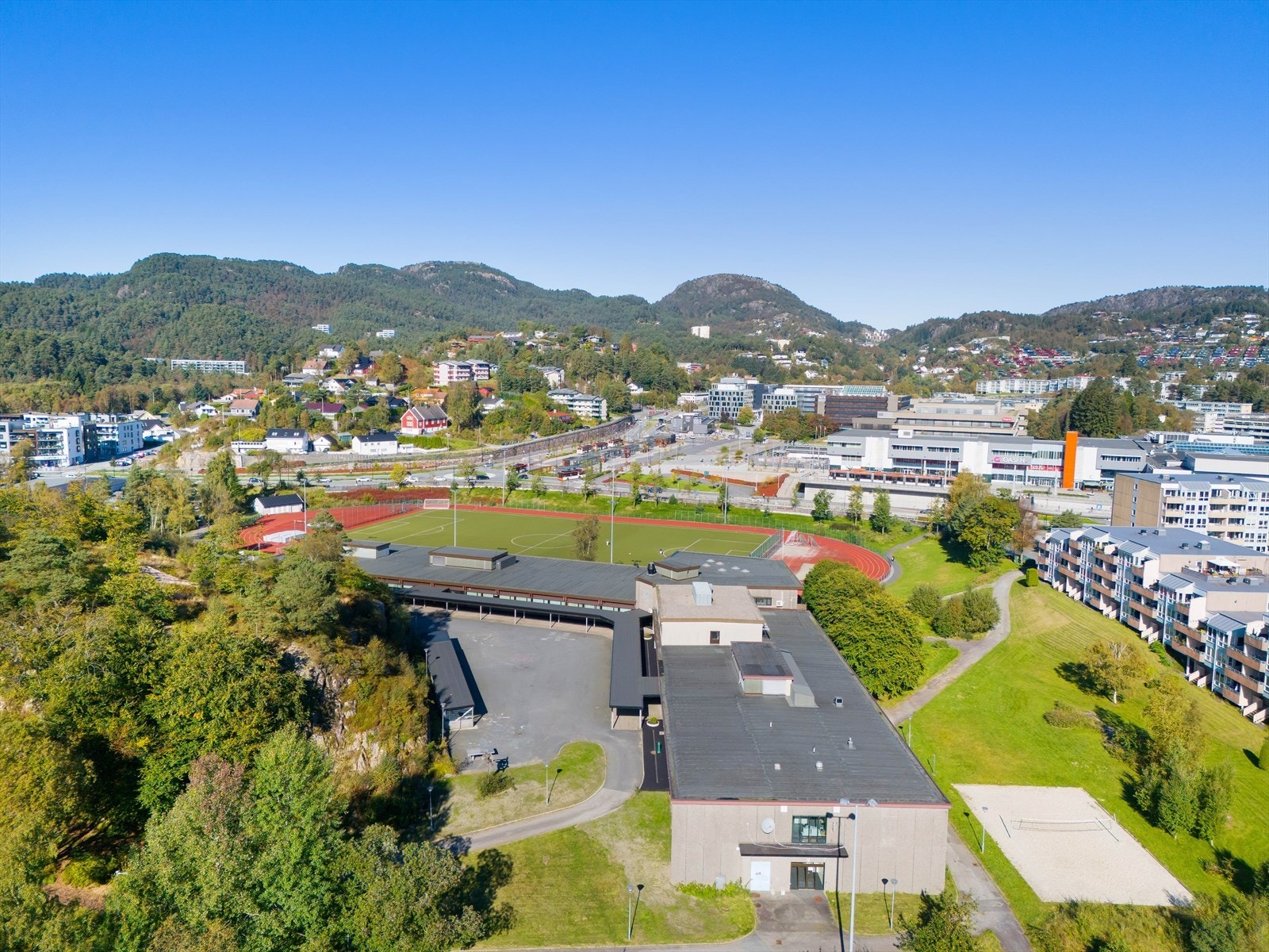 Borettslaget ligger meget sentralt, like ved skole og flott idrettsanlegg. Galleribilde