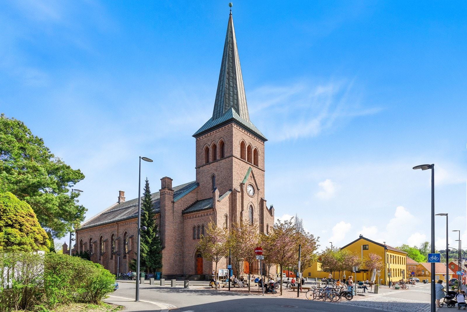Torget foran Kampen kirke er svært hyggelig samlingsplass med uteservering når været tillater det. Galleribilde