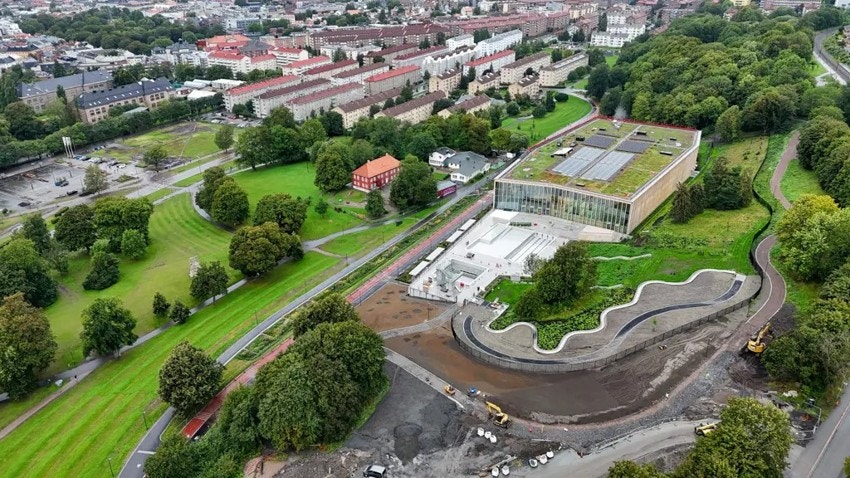 Det nye Tøyenbadet er nå åpnet og er et stort anlegg med sju bassenger, badstuer, og en flerbrukshall til innendørs ballsport. Galleribilde