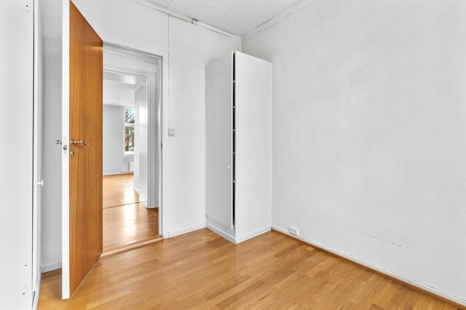 Soverommet har plass til å innredes med seng og det er to garderobeskap for oppbevaring. Leiligheten har for øvrig lagringsplass i loft og kjellerbod på til sammen ca. 7 kvm. Galleribilde