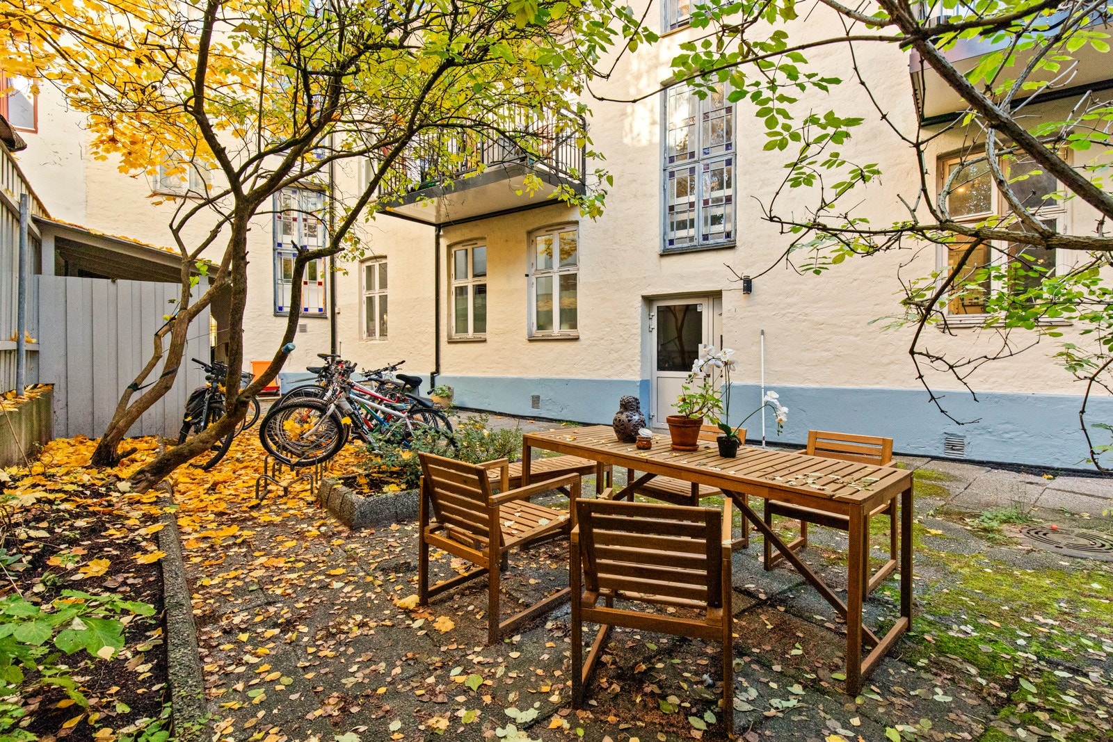 Leiligheten har inngang via rolig gårdsrom med sykkelparkering. Galleribilde