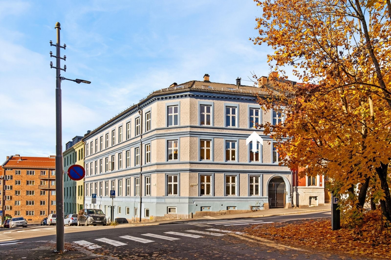 Leiligheten ligger fint plassert i byggets tredje etasje. Beliggheten er svært sentral på populære Kampen. Galleribilde