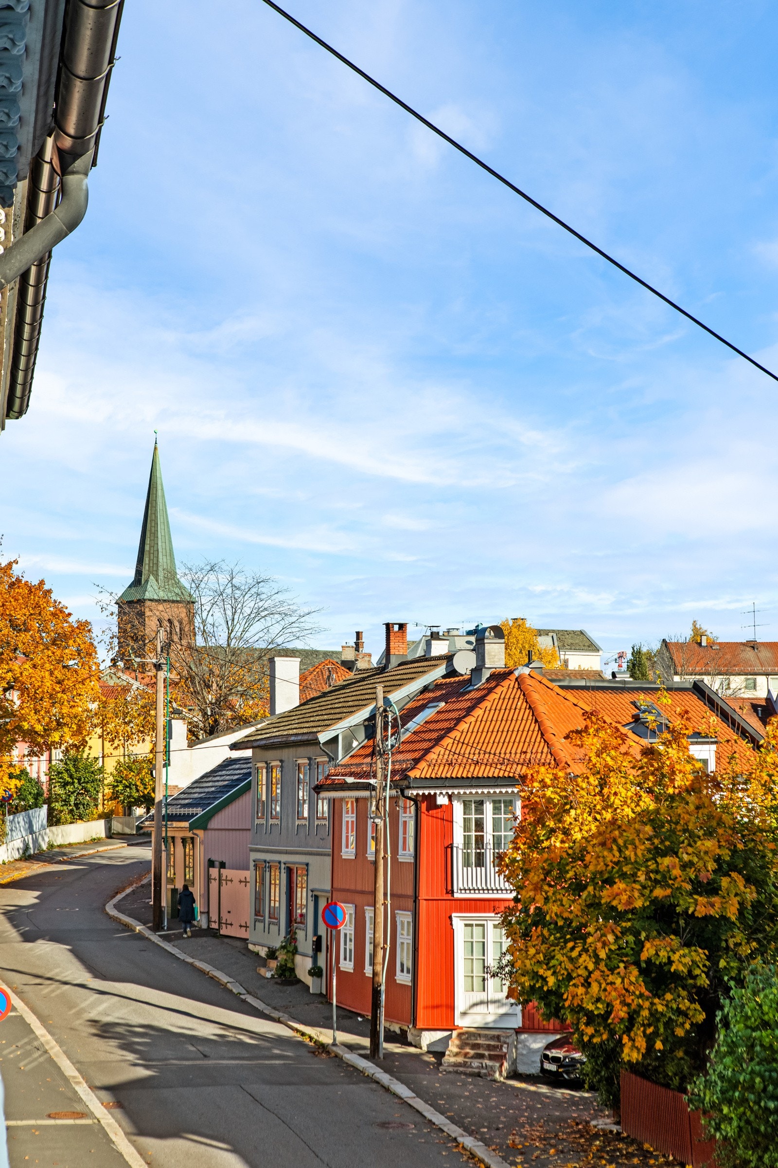 Fra stuen er hyggelig utsyn over nærliggende omgivelser og Kampens sjarmerende bebyggelse. Galleribilde