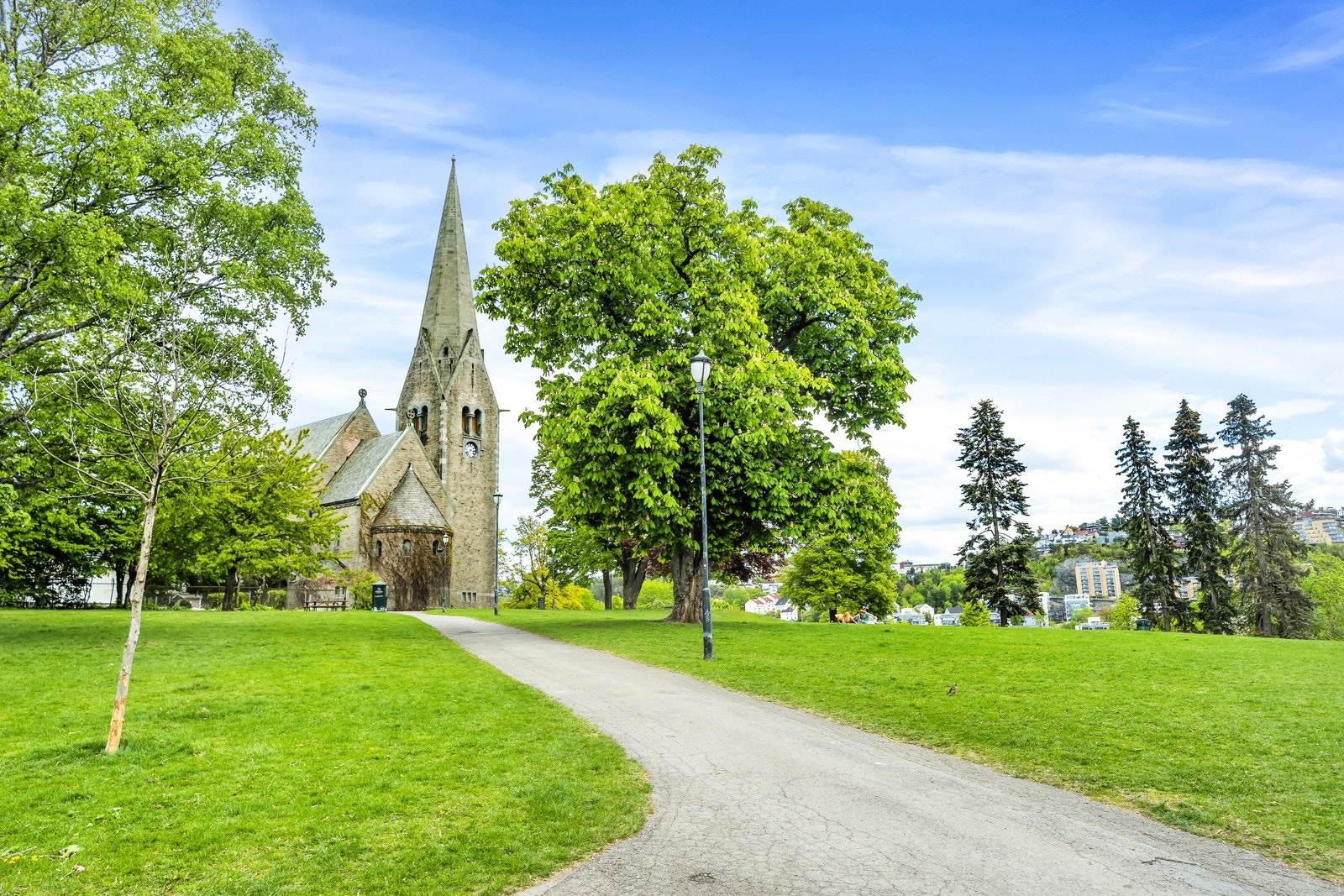I gjennom parken rundt Vålerenga kirke går det flere hyggelige turstier, og i parken pleier det å være skøytebane på vinterstid. Galleribilde