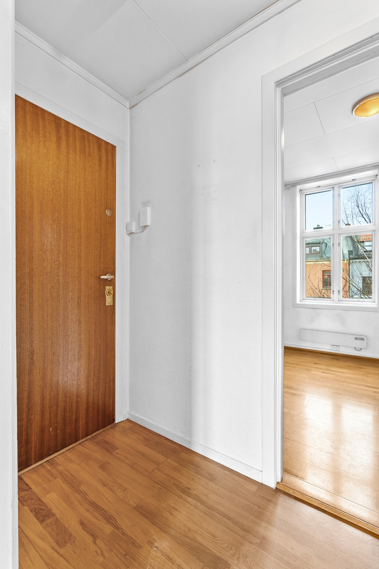 Entreen har lysmalte vegger og fra entreen er det videre adkomst til stue og soverom. Galleribilde