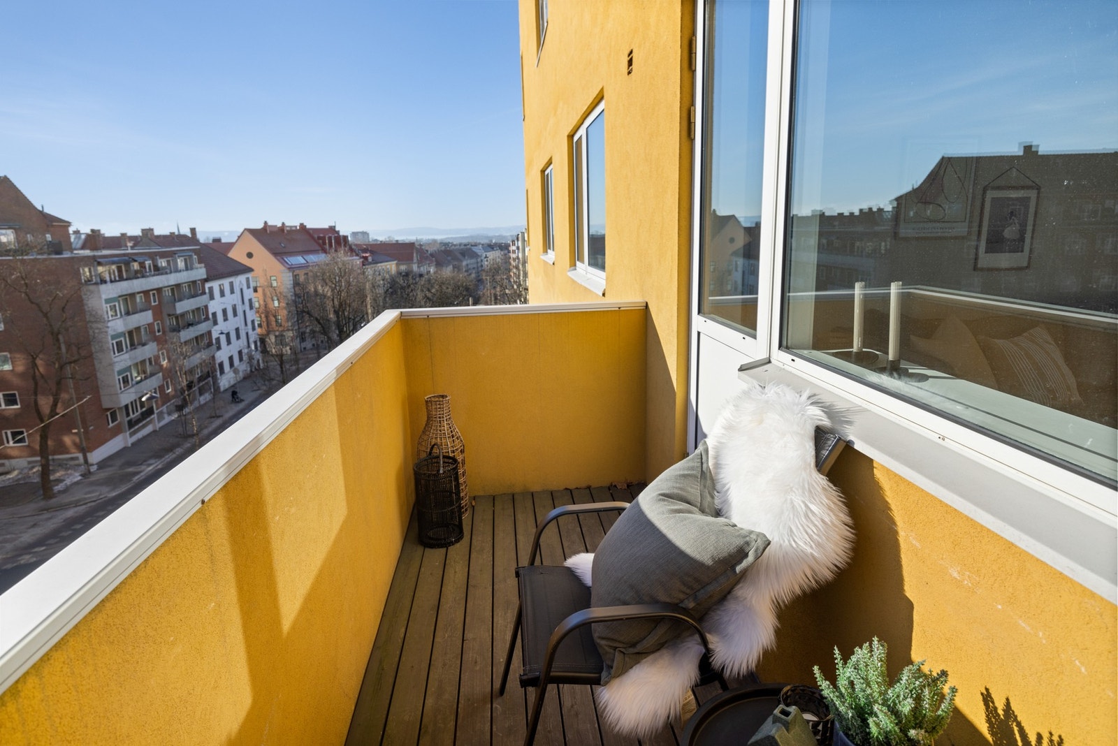 Balkongen har plass til en hyggelig sittegruppe. Galleribilde