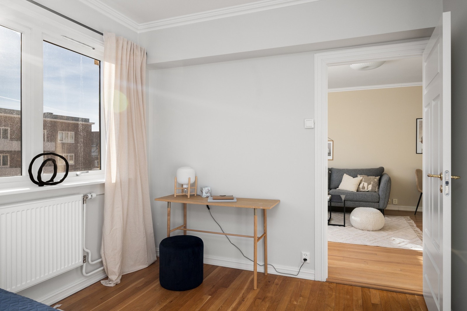 Hovedsoverom mot stue. Galleribilde