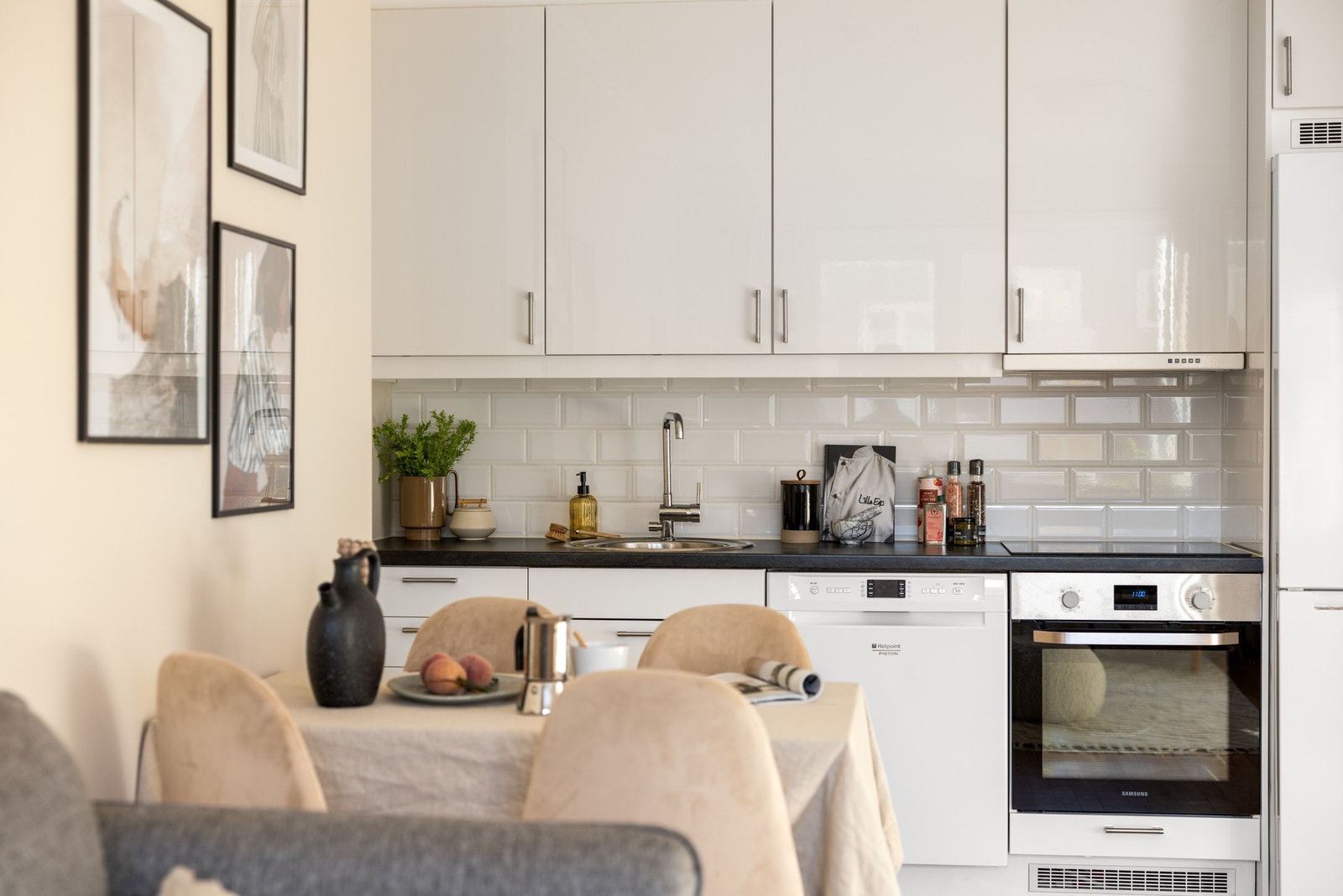 Stilren kjøkkeninnredning med høyglans fronter og laminat benkeplate. Galleribilde