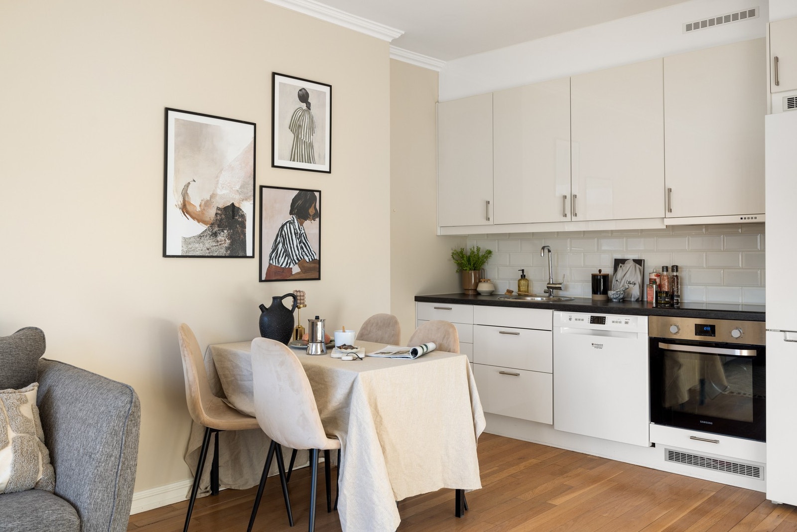 God plass til spisegruppe, som skaper et naturlig skille mellom stue og kjøkken. Galleribilde