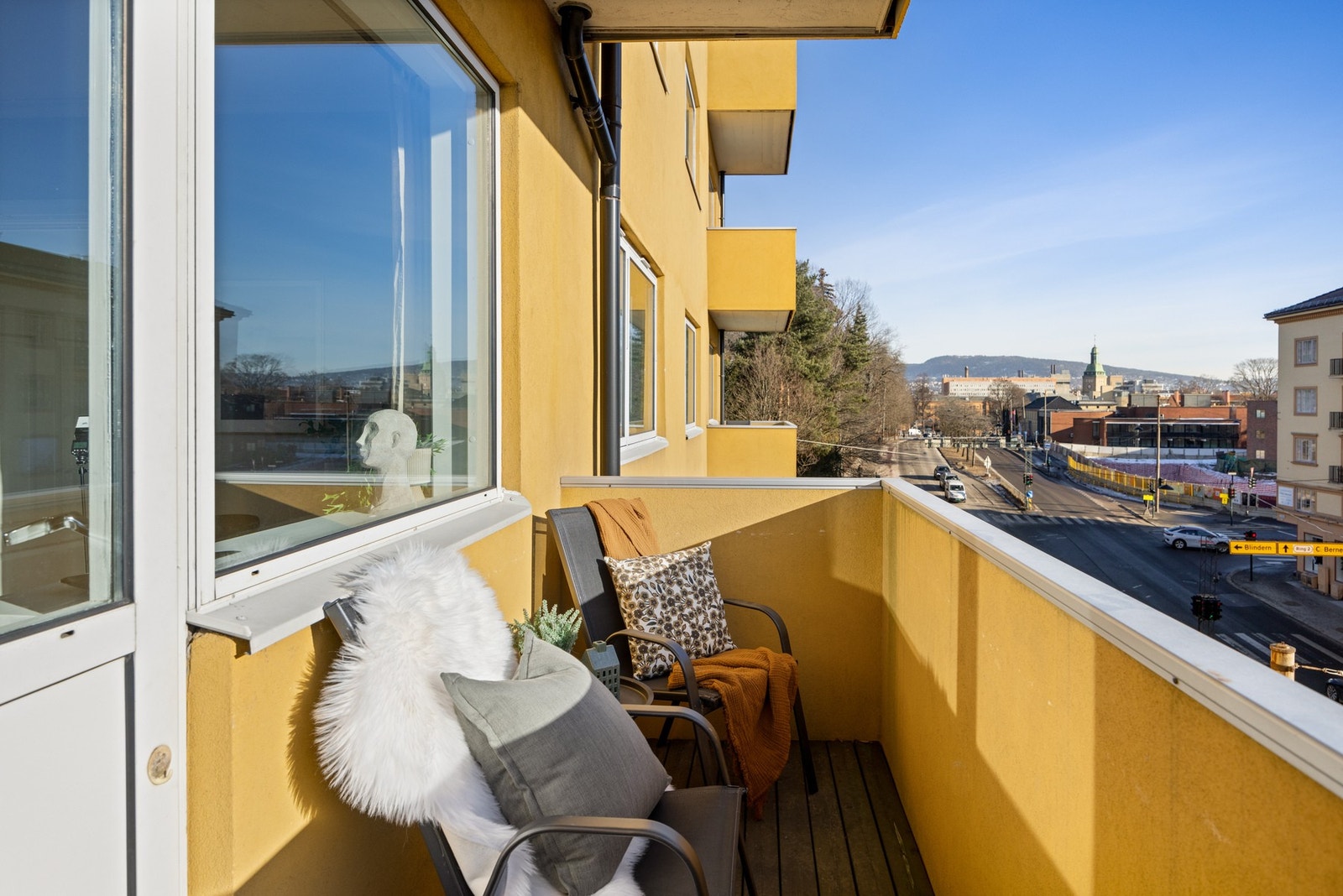 Fra stuen er det utgang til en solrik, sydøstvendt balkong. Galleribilde