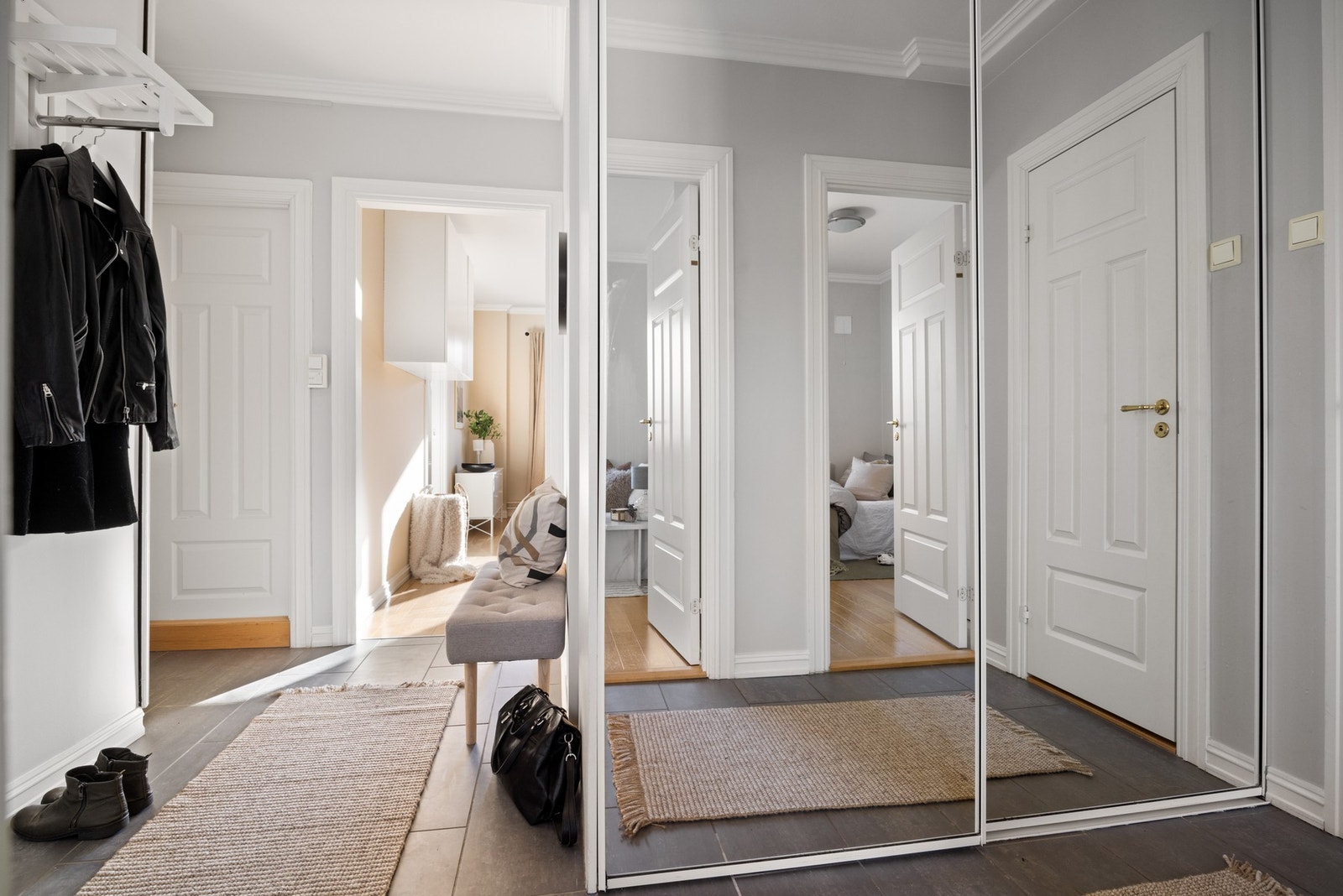 Lys og innbydende entrè med plass til oppbevaring av yttertøy. Galleribilde