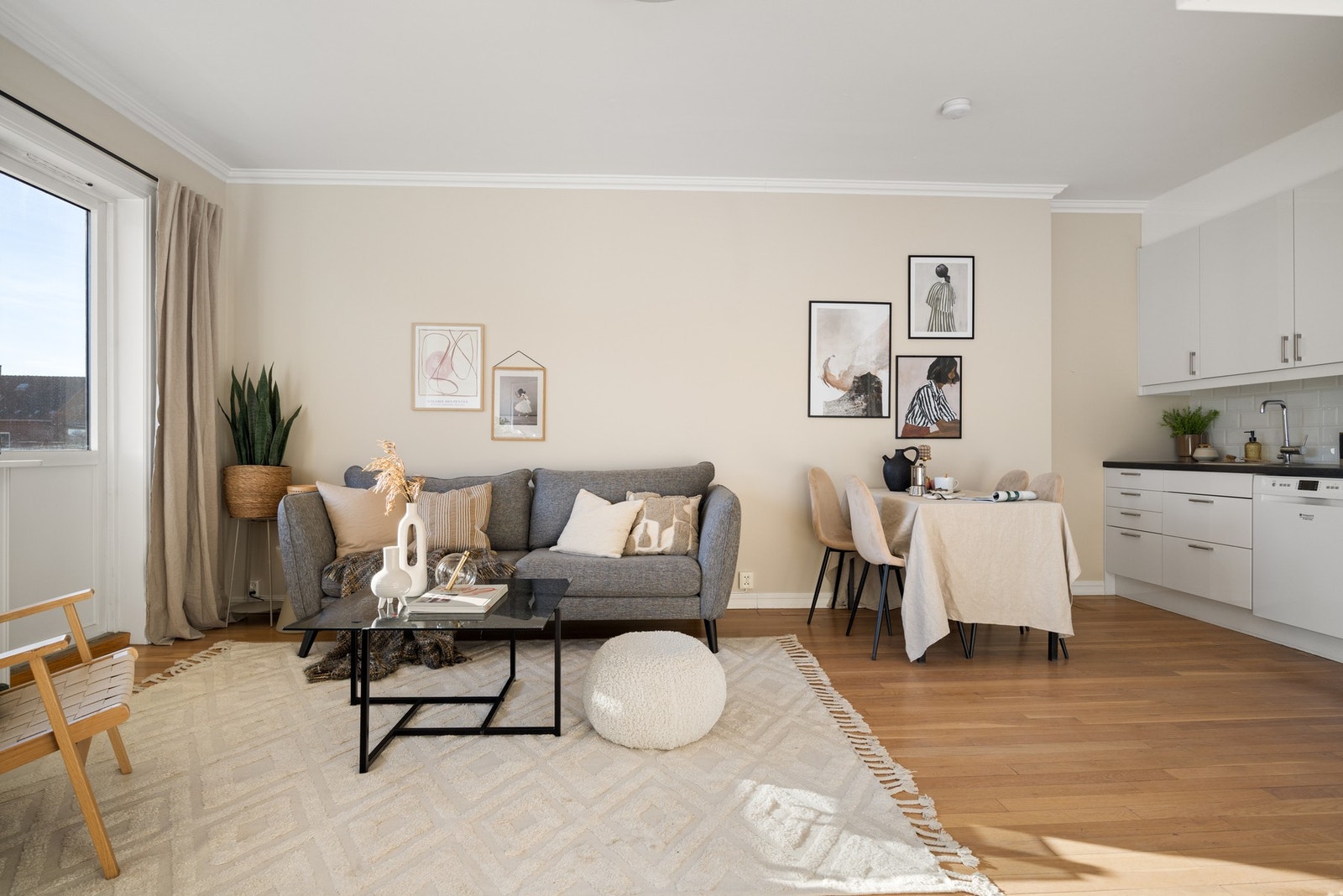 Stuen er malt i en behagelig og moderne fargenyanse. Galleribilde