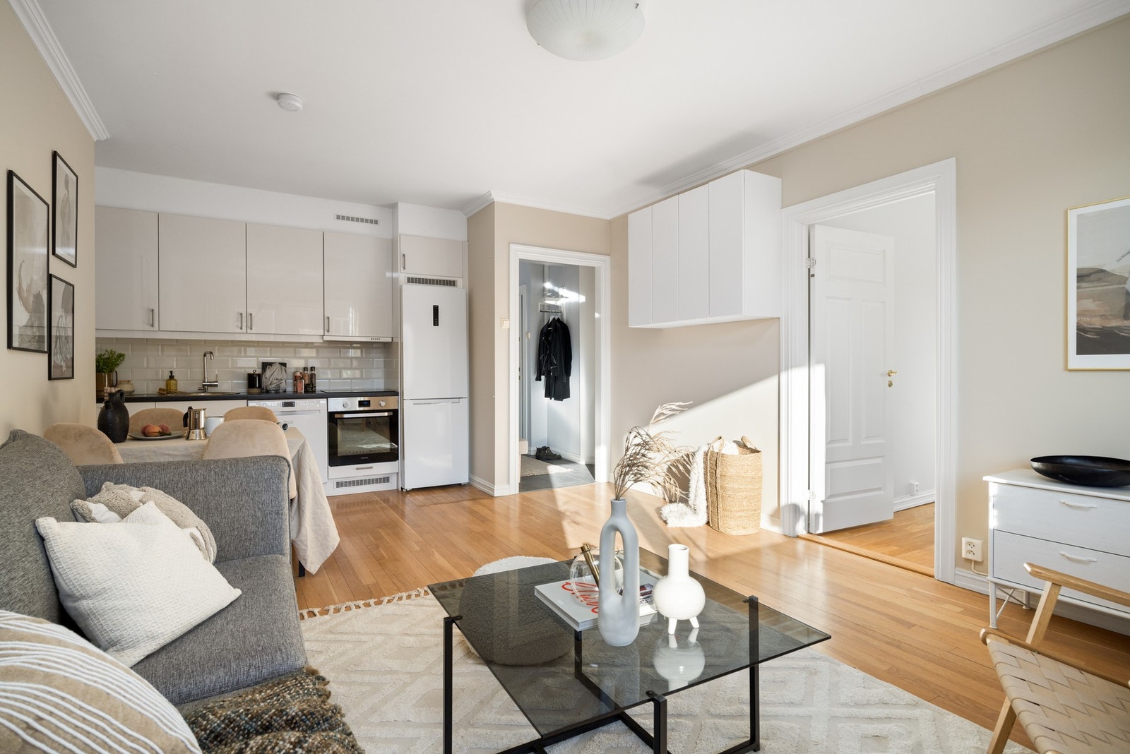 Sosial og åpen stue-/kjøkkenløsning. Galleribilde