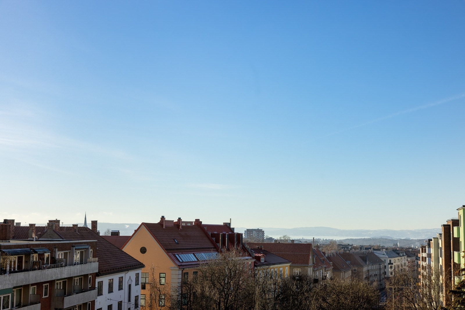 En lys og gjennomgående 4-romsbeliggende sentralt på Majorstuen. Fra balkongen har du fantastisk utsikt/fjordgløtt! Galleribilde