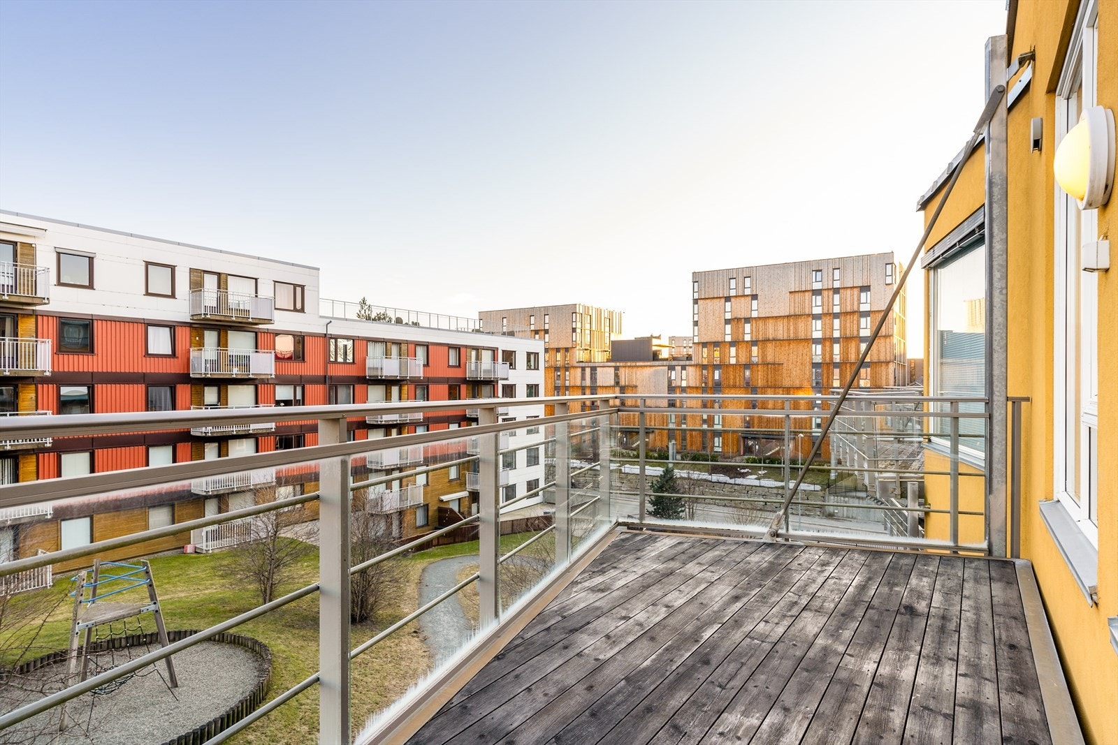 Verandaen er vendt mot en rolig bakgård skjermet for trafikkstøy. Galleribilde