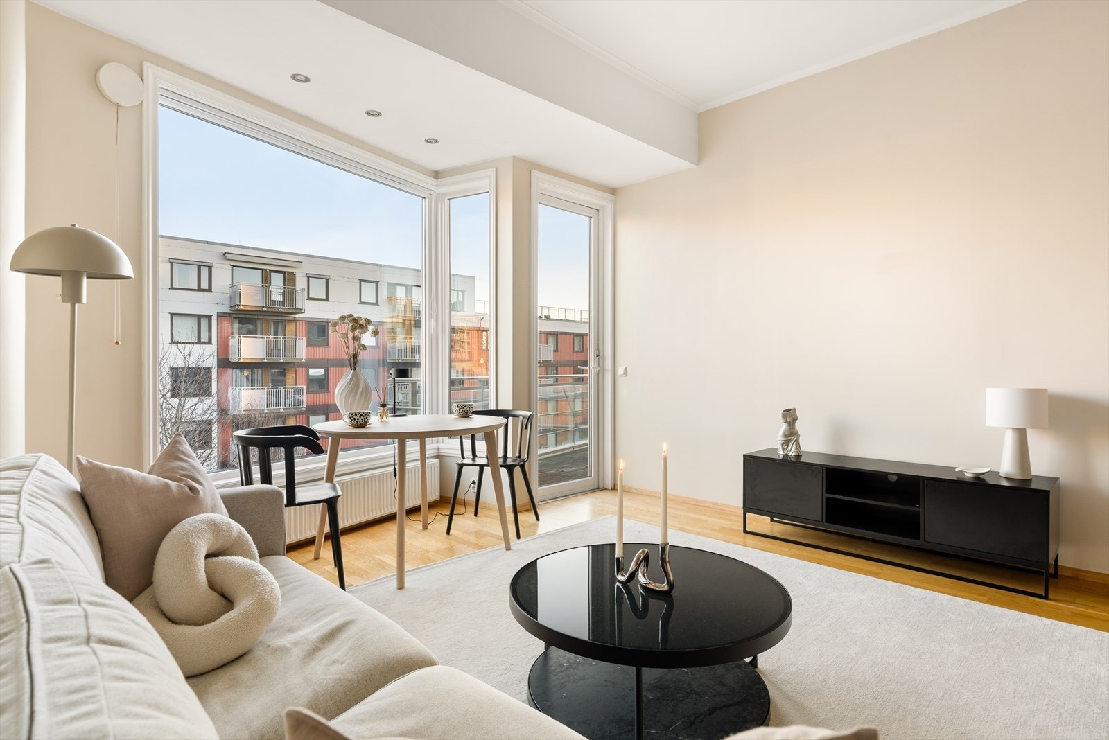 Leiligheten består av entré, 2 soverom, bad/vaskerom og stue/kjøkken og veranda. Leiligheten har også en ekstern bod i kjeller. Galleribilde